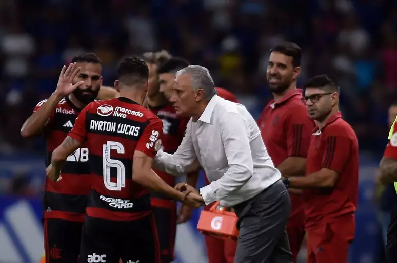 Ayrton Lucas vibra com gol em vitória do Flamengo e exalta Tite: “Já foi campeão de tudo”