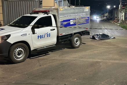 Dupla em motocicleta mata homem em frente de residencial