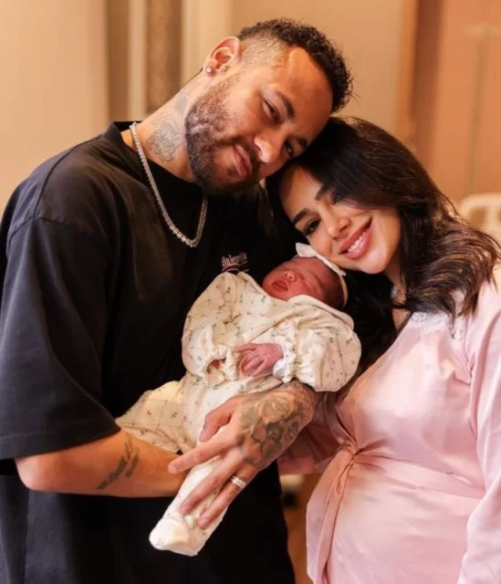 Neymar e Bruna Biancardi postam as primeiras fotos da filha Mavie