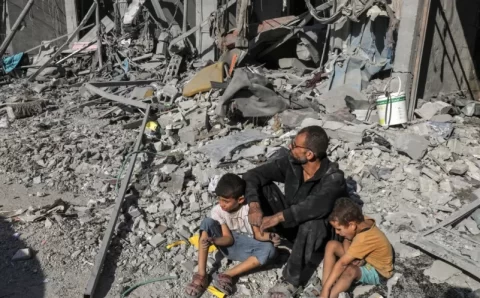 Crise humanitária se aprofunda em Gaza enquanto Israel retalia o Hamas com bombardeios