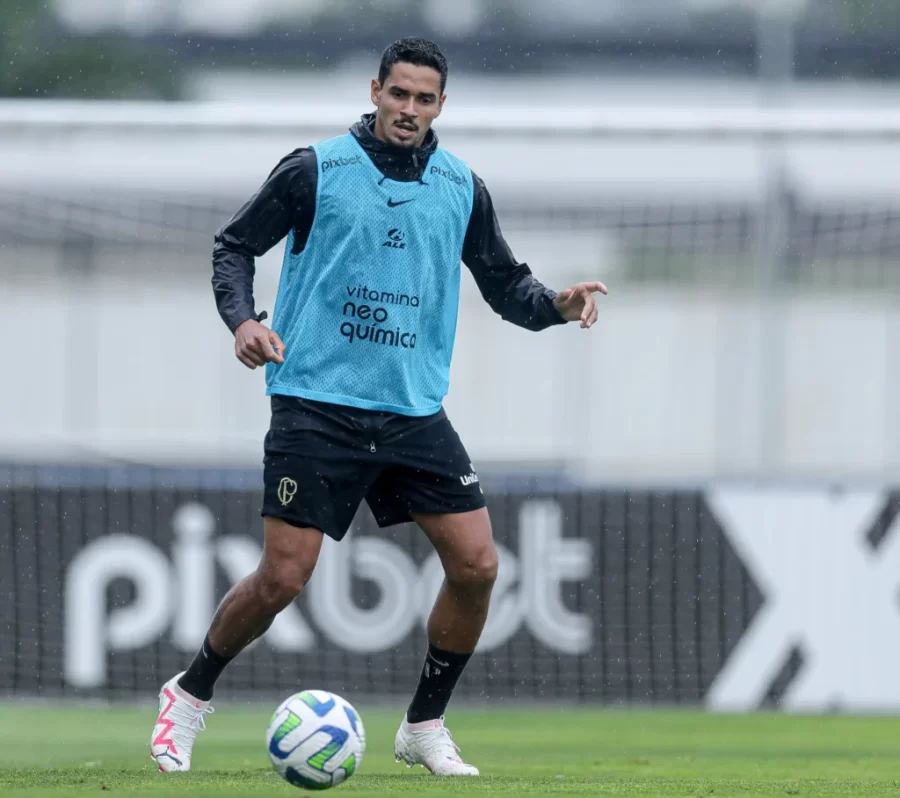 Renato Augusto treina com companheiros e ganha força para ser relacionado pelo Corinthians contra Fluminense