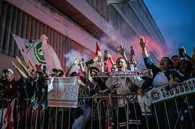 Fluminense é recebido pela torcida em Porto Alegre antes da volta da semi da Libertadores com o Inter