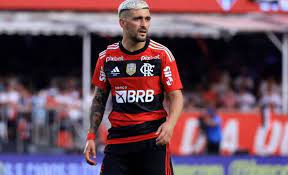 Em coletiva de crianças, Arrascaeta enaltece apoio da torcida do Flamengo e elege seu gol mais bonito