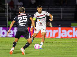 Com Fluminense desfalcado, André se torna zagueiro improvisado de Diniz: “Já venho fazendo essa função”