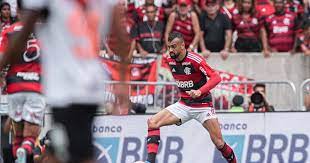 Fabrício Bruno recebe terceiro amarelo e desfalca o Flamengo contra o Grêmio