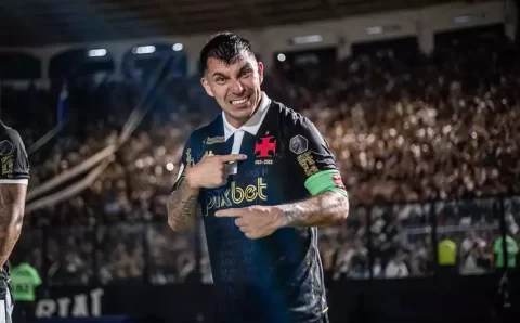 Suspenso nas Eliminatórias, Medel retorna ao Vasco e pode reforçar time contra o Cruzeiro