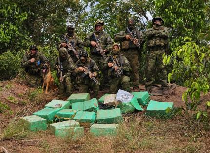 Polícia apreende 470 kg de cocaína em avião que fez pouso de emergência em área de fronteira