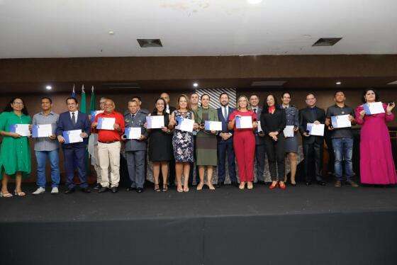 MT:  RECONHECIMENTO:   Servidores com 25 anos de serviços prestados ao Estado são homenageados