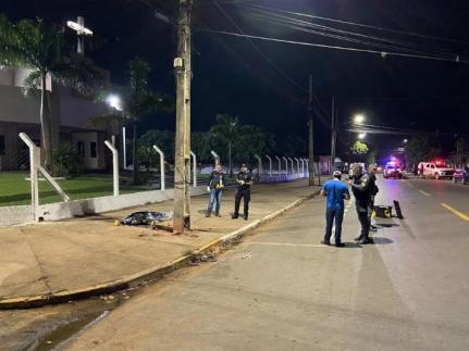 Condutor morre baleado no meio da rua e tem carro roubado