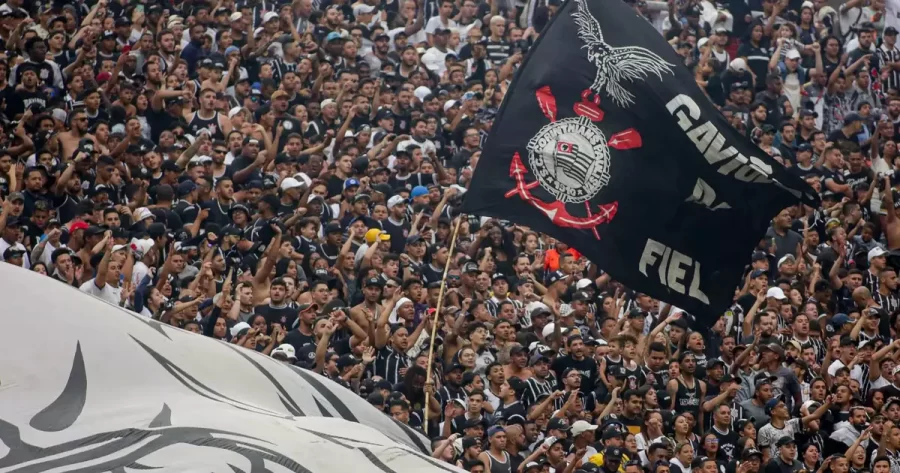 Reforço para a zaga já trabalha no CT e vive expectativa por anúncio no Corinthians