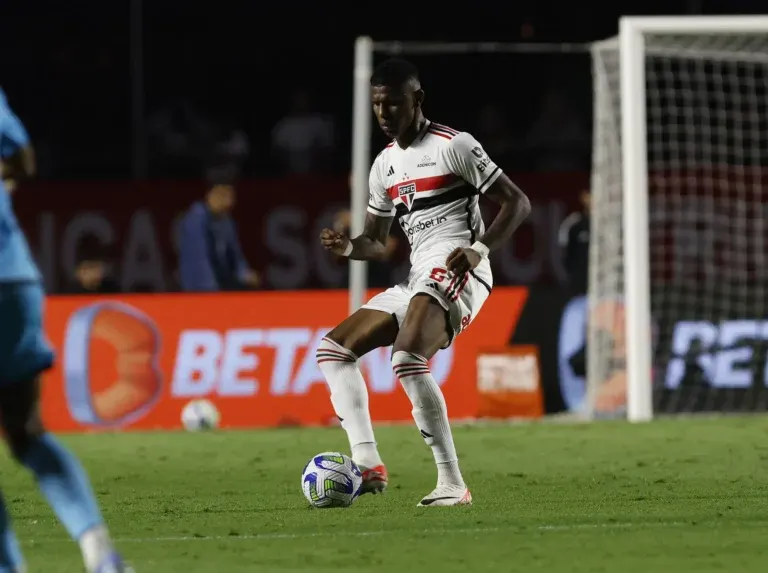 Arboleda volta ao time titular do São Paulo com atuação segura diante do Cruzeiro