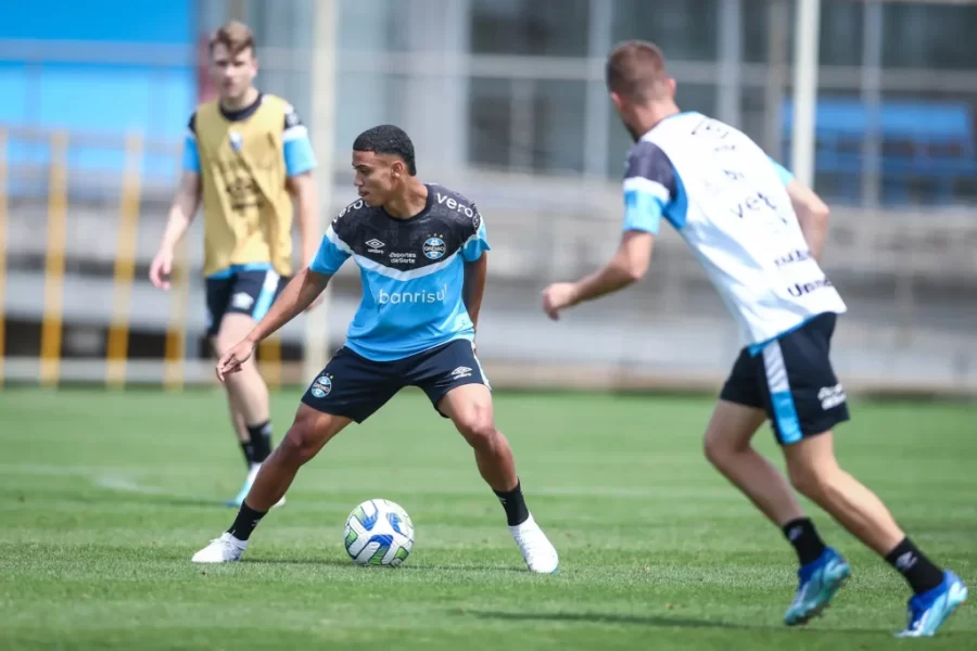 De olho na liderança, Grêmio começa preparação para duelo contra o Corinthians