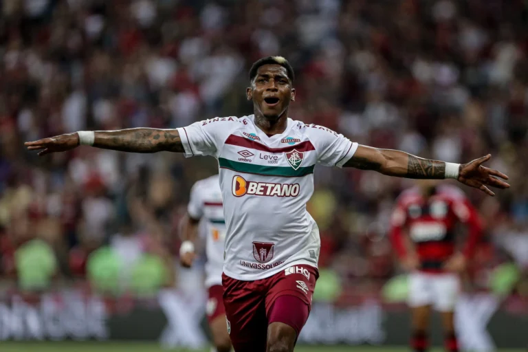 Yony González comemora primeiro gol após retorno ao Fluminense: “Voltei para ajudar”