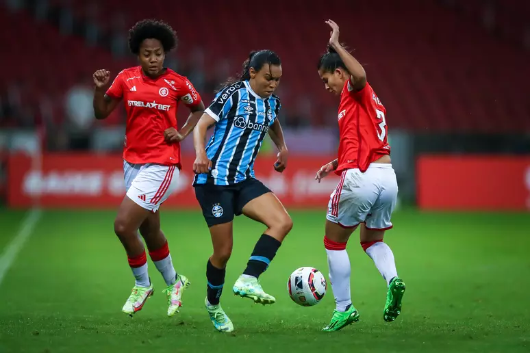 Internacional vence o Grêmio e abre vantagem na final do Gaúcho feminino