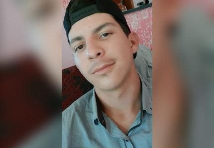 Jovem é morto a tiros enquanto jogava baralho em casa