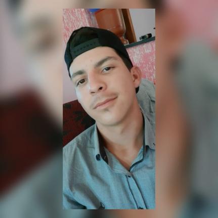 Jovem é morto a tiros enquanto jogava baralho em casa