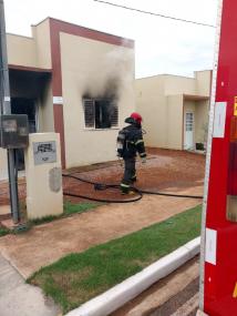 Homem é preso por agredir esposa e incendiar residência