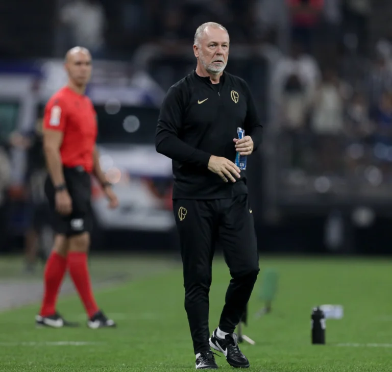 Mano elogia entrega do Corinthians na vitória contra o Grêmio e justifica mudanças no time