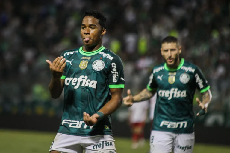 Palmeiras faz três no Internacional e dorme na liderança do Campeonato Brasileiro