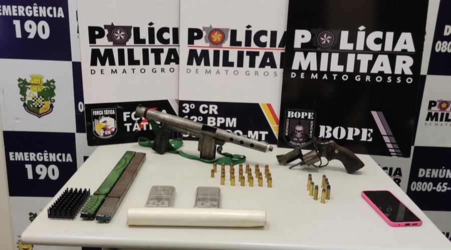 PORTE ILEGAL DE ARMA: PM prende dupla e apreende adolescente com submetralhadora e revólver