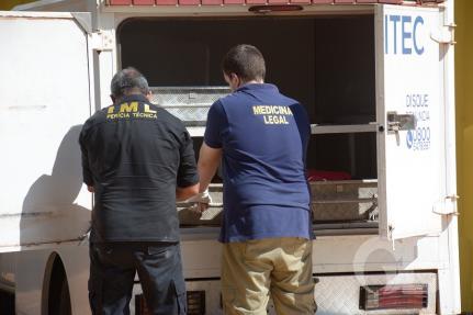 Pai volta para casa e acha filho morto em colchão na varanda