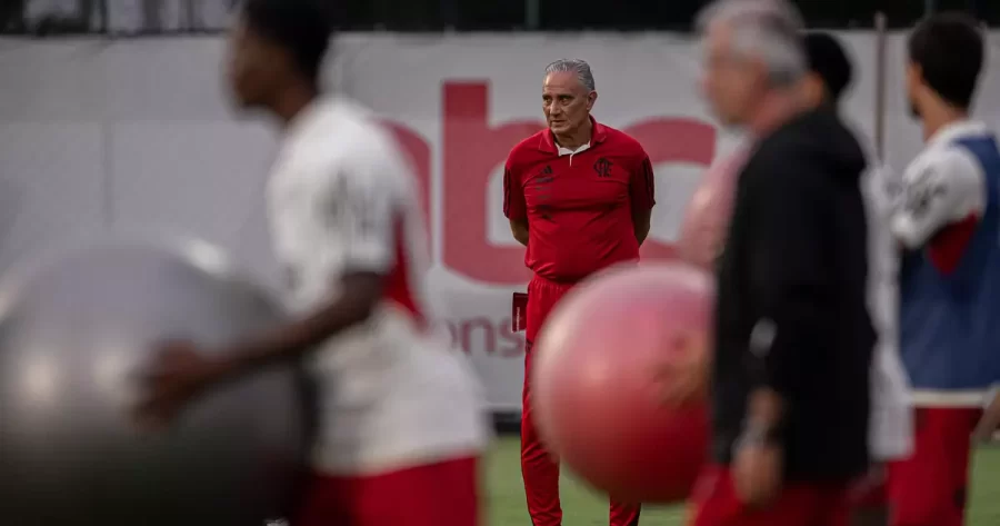 Durante férias do Flamengo, Tite realiza cirurgia no joelho