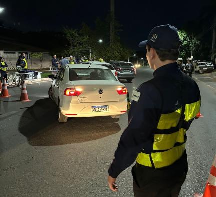 Fiscalização multa 72 motoristas e remove 50 veículos em Cuiabá