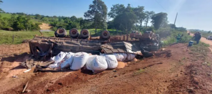 CAIU NA RIBANCEIRA: Caminhoneiro tomba veículo em rodovia e morre no local