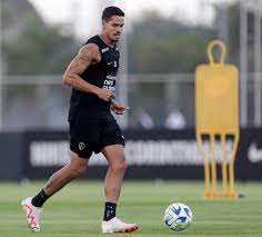 De férias em Portugal, Lucas Veríssimo agita torcedores do Corinthians com publicação nas redes sociais