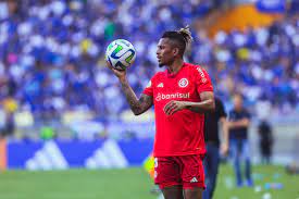 Torcida do Santos rechaça contratação do lateral esquerdo Dalbert, do Internacional