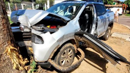 BATEU EM ÁRVORE: Mãe e filhas ficam feridas em batida entre Toro e Jeep