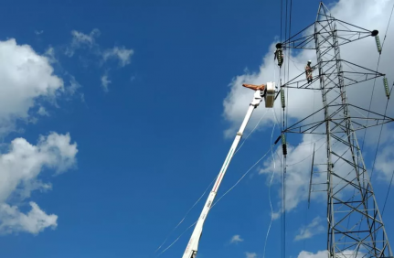 SOCORRIDO SEM SUCESSO: Idoso sofre descarga elétrica, cai de 20 metros de altura e morre