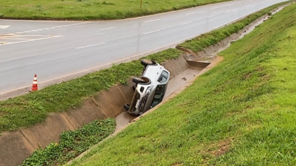 NINGUÉM SE FERIU: Mobi é ‘fechado’ por caminhão e cai em vala na BR-163