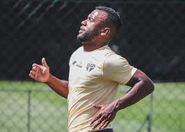 São Paulo freia saída de Luan após troca de técnico e espera por avaliação de Carpini