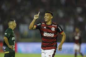 Flamengo oficializa renovação de Victor Hugo até 2028