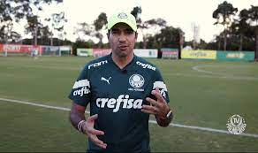 De contrato renovado, Abel celebra continuidade em mensagem à torcida do Palmeiras