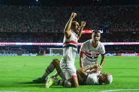 Eleito craque do jogo, Lucas Moura vibra com vitória e tranquiliza torcida após ser substituído