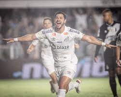 Giuliano comemora vitória do Santos e pede apoio da torcida durante a temporada