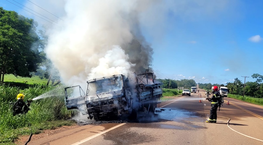 BOMBEIROS ACIONADOS: Caminhão fica destruído após pegar fogo na MT-130