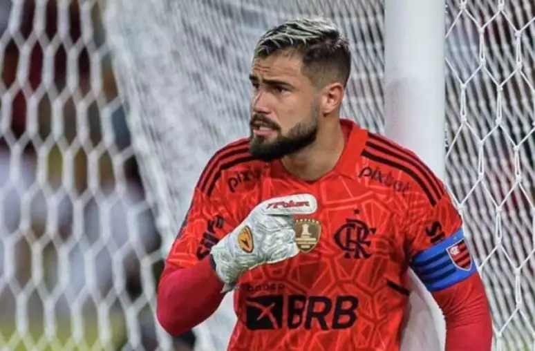 Matheus Cunha, goleiro do Flamengo, critica a bola do Campeonato Carioca