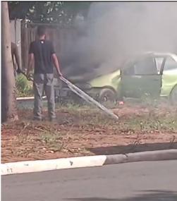 SEM FERIDOS: Carro é tomado pelo fogo na avenida do CPA