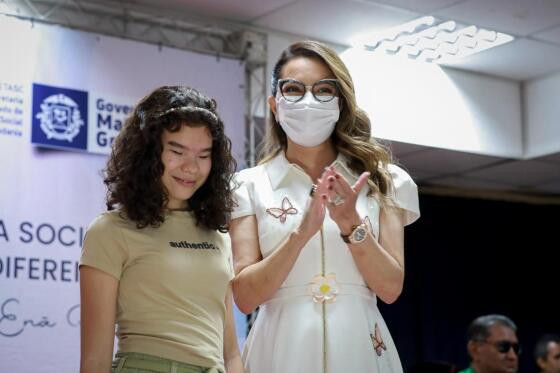 MT:  Primeira-dama de MT celebra conquista de estudante deficiente visual no programa de intercâmbio no Reino Unido