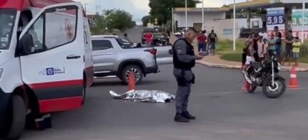 IRMÃO FICOU FERIDO: Jovem morre após cair de moto e ser atropelado por Hilux