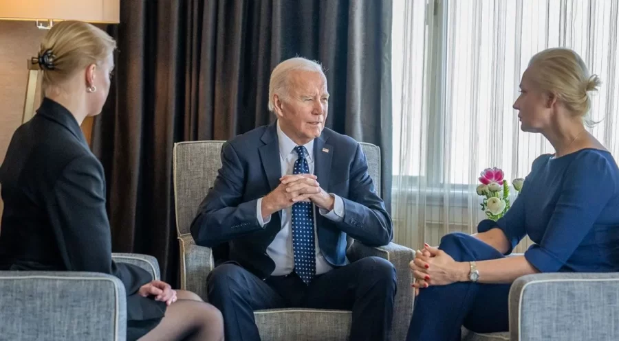 Biden se reúne com esposa e filha de Navalny e elogia “coragem extraordinária” do opositor