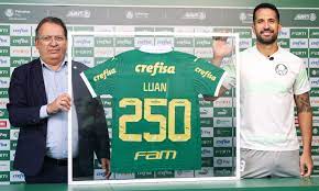 Luan recebe homenagem após alcançar marca de 250 jogos pelo Palmeiras: “Feliz e honrado”