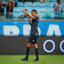 Após vitória do Grêmio, atacante André celebra gol contra o Novo Hamburgo