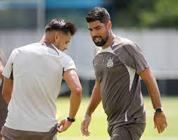 Elenco do Corinthians se apresenta no CT após vitória contra Portuguesa; veja como foi o treino