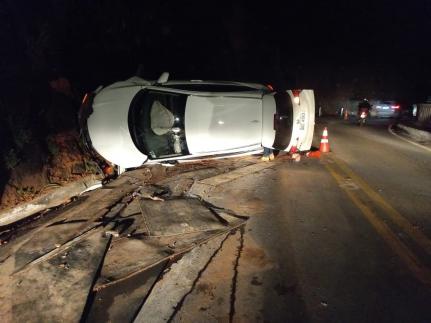 BATEU NO PAREDÃO: Embriagado, motorista capota carro no Portão do Inferno