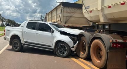 MOTORISTA FERIDO: Motorista atinge lateral de carreta após perder o controle de caminhonete na BR-163