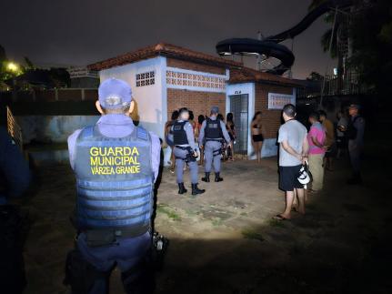 IRRESPONSABILIDADE: Mãe leva bebê para curtir ‘resenha’ com menores bêbados em club de VG